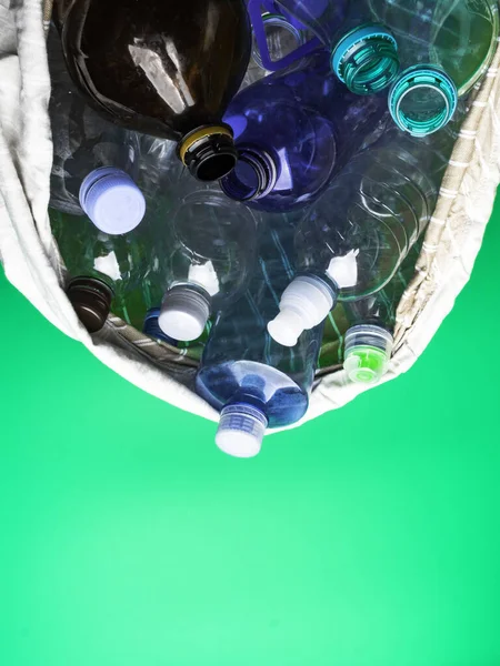 Botellas de plástico basura reciclada, medio ambiente sin concepto de plástico — Foto de Stock