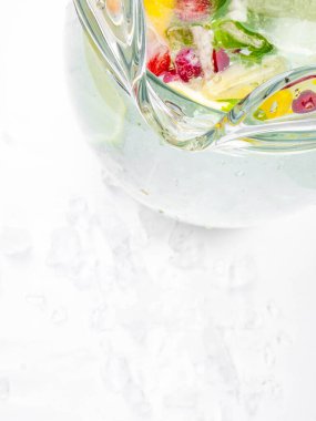 Limon dilimli limonata sürahisi, nane yaprakları, kırmızı böğürtlen ve buz küpleri, cam sürahi. Kopyalama alanı ile göster