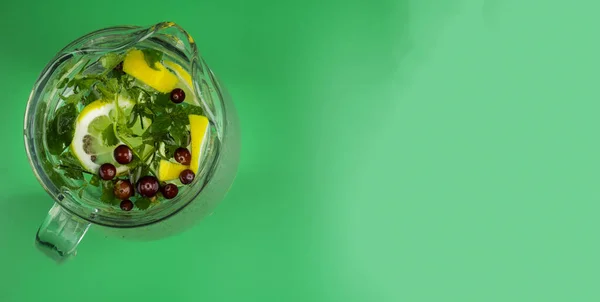 レモンライムクランベリーミントをガラス瓶でリフレッシュ。健康的なデトックスドリンク. — ストック写真