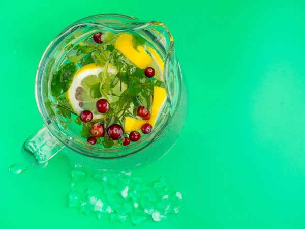 Δροσιστικό ποτό με λεμόνι και μέντα cranberries σε γυάλινα βάζα. Υγιές ποτό αποτοξίνωσης. — Φωτογραφία Αρχείου