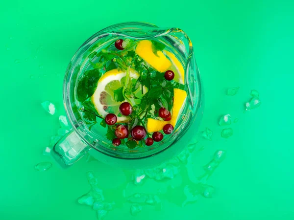 Menyegarkan minuman dengan lemon cranberry mint dalam toples kaca. Minuman detox sehat . — Stok Foto