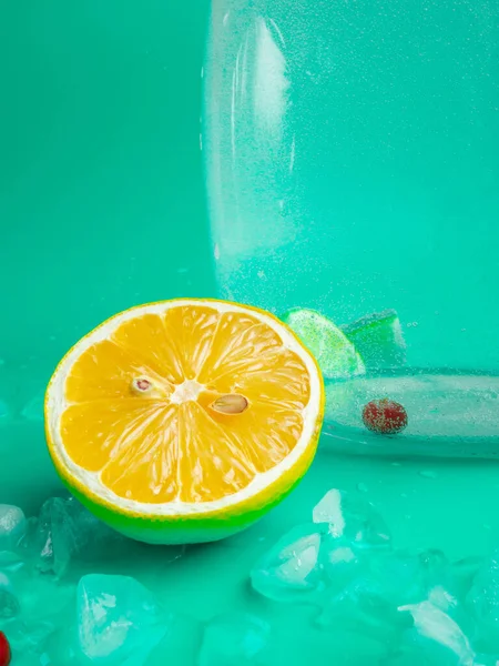 Lemonade drink of soda water, citrus, mint slices, mint leaves, red cranberries. Healthy, detox and refreshment drink, rich in vitamin C — Stock Photo, Image