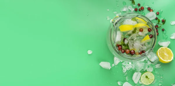 Banner της λεμονάδας ποτό σόδα νερό, εσπεριδοειδή, φέτες μέντας, φύλλα δυόσμου, κόκκινα cranberries. Υγιεινό, αποτοξινωτικό και αναψυκτικό, πλούσιο σε βιταμίνη C — Φωτογραφία Αρχείου