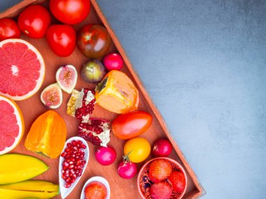 Meyveler ve likopene içeren sebzeler. Sağlıklı vejetaryen yemek geçmişi. Lycopene kırmızı bir karotenoid pigmentidir.