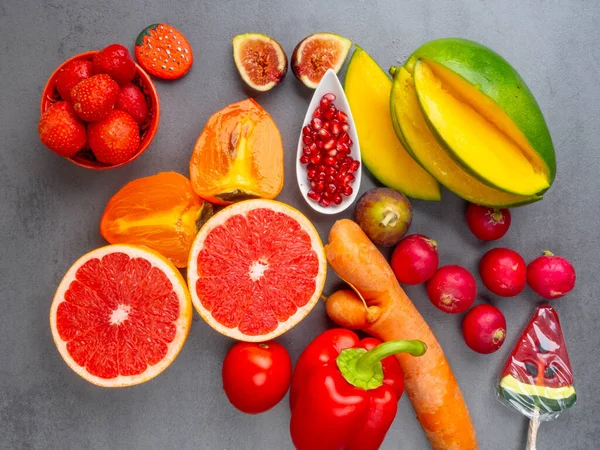 ビタミンや抗酸化物質、カロテノイド、ルテイン、リン、カルシウム、健康的な食事のコンセプトが豊富で、免疫力を高めるための明るい赤、オレンジの健康的な果物や野菜製品の閉鎖 — ストック写真