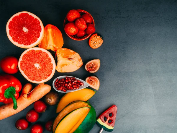 Bağışıklık sistemi için sağlıklı meyve ve sebze ürünleri, vitamin ve antioksidan açısından zengin, karotenoid, lutin, fosfor, kalsiyum, sağlıklı beslenme konsepti, üst görünüm