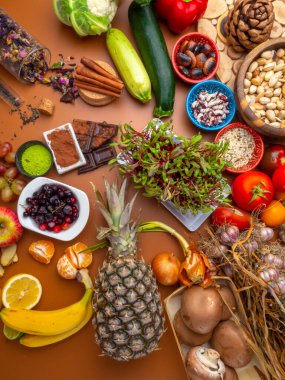 Karışık renkli yiyecekler antioksidan, vitamin ve lif içerir. Bağışıklık güçlendirici ürünler. Sağlıklı ve temiz bir kavram. Süperyiyecekler