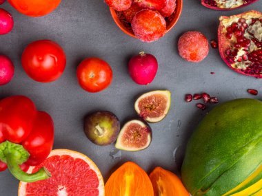 taze kırmızı, turuncu, sarı meyve ve sebzeler antioksidan, lif, alfa karoten, lycopene, beta karoten, karotenoid, lutin, fosfor, kalsiyum, c vitamini bakımından zengin..