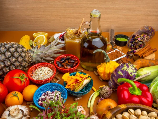 Los alimentos coloridos mezclados, y las píldoras, contienen antioxidantes, vitaminas, fibra. Productos de refuerzo inmunológico. Concepto sano y limpio. Productos de supermercado — Foto de Stock