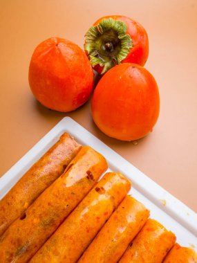 Kayısı ve hurma ağacından lezzetli kurutulmuş meyve püresi. Gürcü ve Ermeni mutfağı. Portakal ve hurma meyveli pastil..