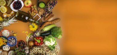 Fındık, meyve, sebze, fasulye, ot, toz gibi renkli gıdalar antioksidan, vitamin ve lif içerir. Bağışıklık güçlendirici ürünler. Sağlıklı ve temiz bir kavram. Süperyiyecekler