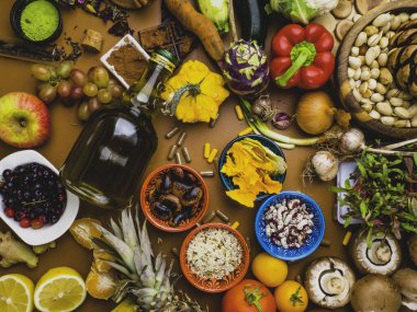 Fındık, meyve, sebze, fasulye, ot, toz gibi renkli gıdalar antioksidan, vitamin ve lif içerir. Bağışıklık güçlendirici ürünler. Sağlıklı ve temiz bir kavram. Süperyiyecekler