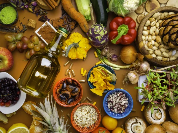 Alimentos coloridos mezclados como nueces, frutas, verduras, frijoles, hierbas, polvos, contiene antioxidantes, vitaminas, fibra. Productos de refuerzo inmunológico. Concepto sano y limpio. Productos de supermercado — Foto de Stock