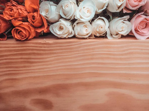 Banda otwartych róż o różnych kolorach na drewnianej powierzchni, selektywna ostrość — Zdjęcie stockowe