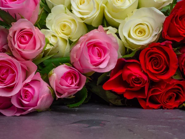 Csokor színes rózsák, különböző színű rózsák háttér. Rózsaszín, piros, fehér Szelektív fókusz — Stock Fotó