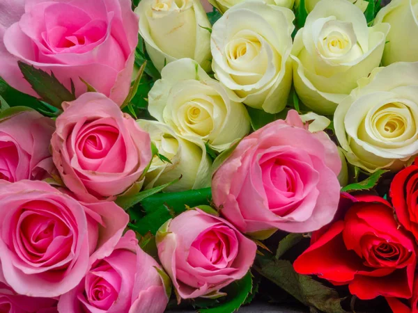 Színes virágcsokor, színes rózsák összetétele. Ünnepi háttér a képeslaphoz, gyomlálás, február 14, Szelektív fókusz — Stock Fotó