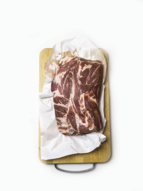 Beyaz arkaplanda çiğ domuz eti izole edilmiş.