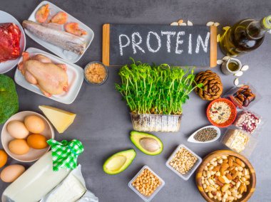 Yüksek protein gıdası - et, balık, kümes hayvanları, fındık, süt ürünleri, yumurta, mikro yeşiller, fasulye, avokado, yağ, yulaf, tohum hataları sağlıklı saçlar için