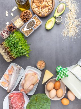 Yüksek protein gıdası - et, balık, kümes hayvanları, fındık, süt ürünleri, yumurta, mikro yeşiller, fasulye, avokado, yağ, yulaf, tohum hataları sağlıklı saçlar için.