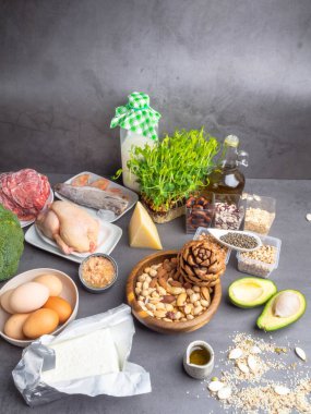Vücut ve beyin için sağlıklı beslenme, zengin bir protein kaynağı olan yiyecekler, vitaminler, et, balık, peynir, yumurta, süt, fındık, yeşillik, fasulye, tohum, yağ, yulaf