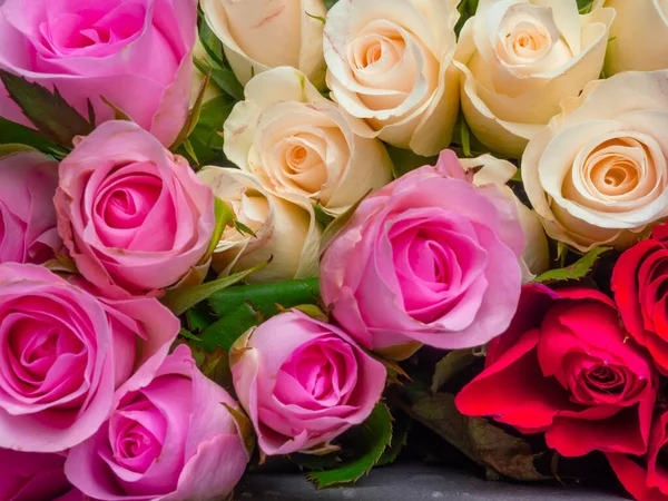 Színes virágcsokor, színes rózsák összetétele. Ünnepi háttér a képeslaphoz, gyomlálás, február 14, Szelektív fókusz — Stock Fotó