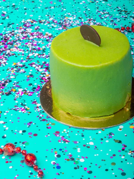 Köstliche süße französische Limettenmauskuchen mit grüner Minzglasur, Schokoladenscheibe, moderne Desserts auf Trendfarbe Minze Hintergrund. — Stockfoto