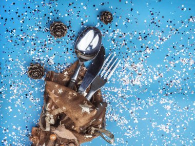 Noel Masası Hazırlama. Tatil süsleri. Dekorasyon. Yeni Yıl Kutlaması, Şenlikli Masa Ayarları