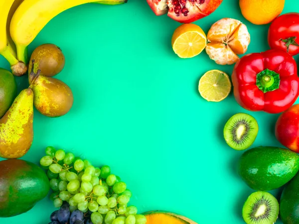 Φρούτα και λαχανικά πλούσια σε αντιοξειδωτικά, βιταμίνη και φυτικές ίνες σε μοντέρνο πράσινο φόντο μέντα. Επίπεδη στάση. Σούπερ φαγητό — Φωτογραφία Αρχείου