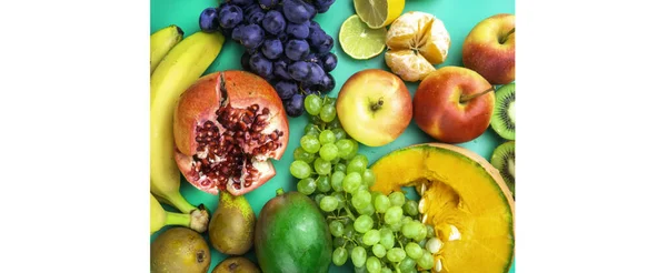 Φρούτα και λαχανικά πλούσια σε αντιοξειδωτικά, βιταμίνη και φυτικές ίνες σε μοντέρνο πράσινο φόντο μέντα. Αντιγραφή χώρου. Ωμό, vegan, χορτοφάγος, αλκαλικό φαγητό έννοια. Μπάνερ. Επίπεδο στυλ lay. — Φωτογραφία Αρχείου