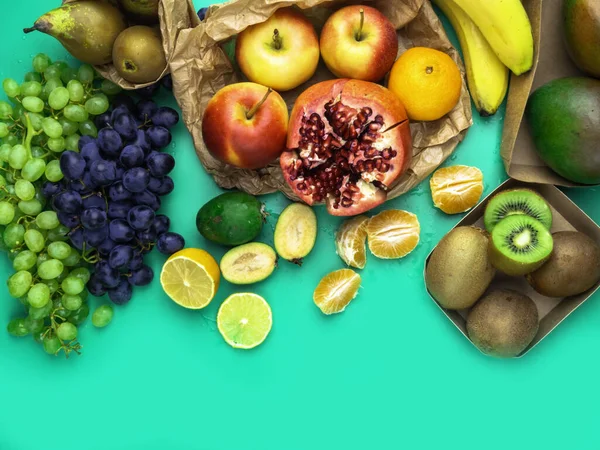 Φρούτα και λαχανικά πλούσια σε αντιοξειδωτικά, βιταμίνη και φυτικές ίνες σε μοντέρνο πράσινο φόντο μέντα. Επίπεδη στάση. Σούπερ φαγητό — Φωτογραφία Αρχείου