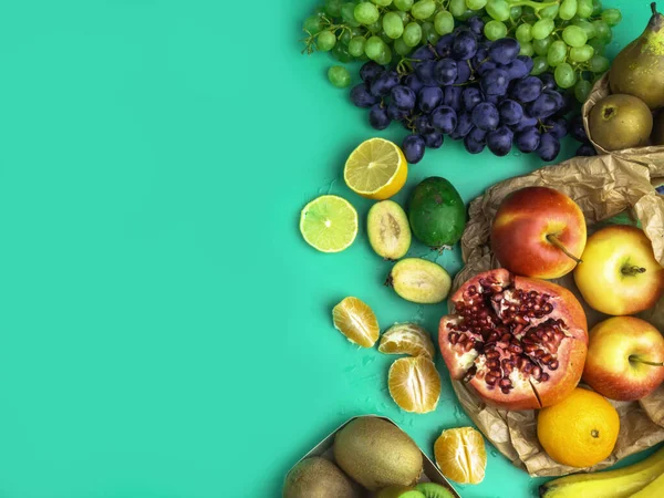 Frutta e verdura ricca di antiossidanti, vitamine e fibre su sfondo verde menta alla moda. Stile flat lay. Super cibo — Foto Stock