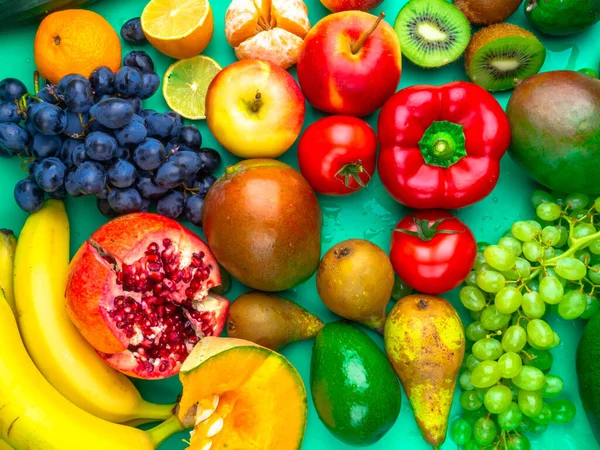 Φρούτα και λαχανικά πλούσια σε αντιοξειδωτικά, βιταμίνη και φυτικές ίνες σε μοντέρνο πράσινο φόντο μέντα. Ωμό, vegan, χορτοφάγος, αλκαλικό φαγητό έννοια. Επίπεδη στάση. Κλείσε. — Φωτογραφία Αρχείου