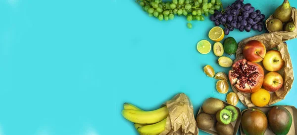 Frutta e verdura ricche di antiossidanti, vitamine e fibre su fondo blu. Zero rifiuti alimentari shopping, eco sacchetti di carta naturale Flat lay style — Foto Stock