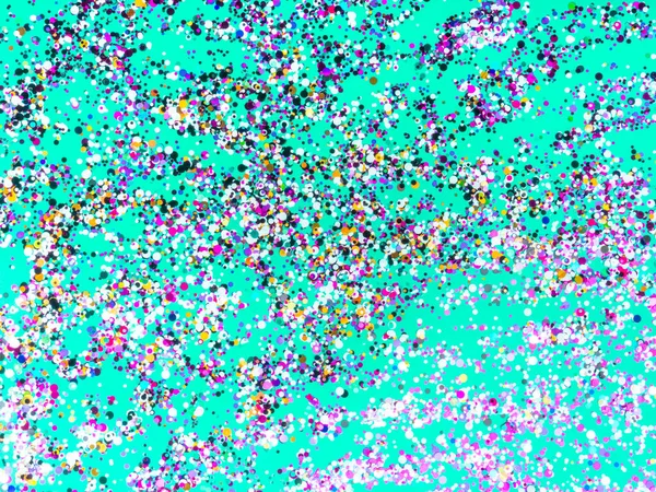 Ünnepi neo menta felület csillogó lila és kék konfettivel. Lapos fektetés. — Stock Fotó