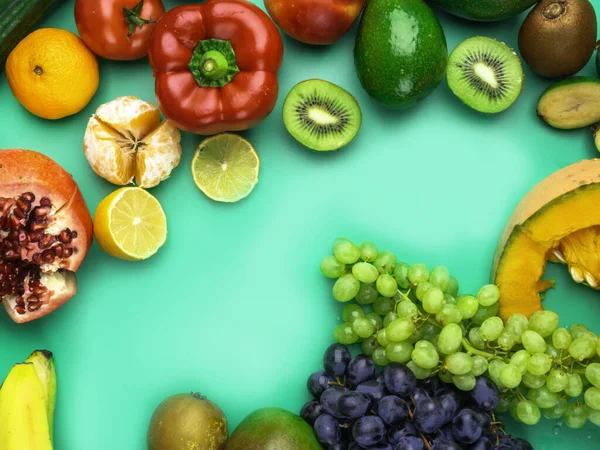 Φρούτα και λαχανικά πλούσια σε αντιοξειδωτικά, βιταμίνη και φυτικές ίνες σε μπλε φόντο. Επίπεδο στυλ lay, επιλεκτική εστίαση — Φωτογραφία Αρχείου