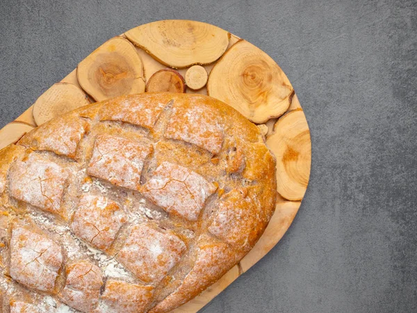 Pão em madeira. Pão de grão marrom em tábua de madeira. Conceito de padaria e mercearia — Fotografia de Stock