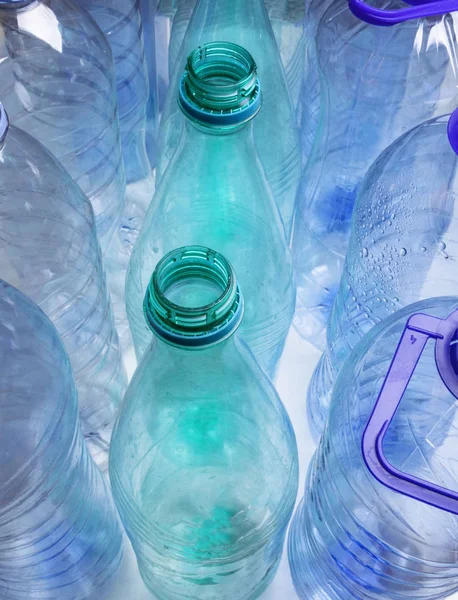 Rader av vattenflaskor bakgrund, närbild — Stockfoto