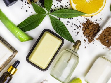 Doğal ekolojik cilt bakım ürünleri, üst düzey malzemeler. Kozmetik, maskeler, sabun, yaprak, aloe vera, serum, hyaluronik asit. Yüz tedavisi hazırlama geçmişi.