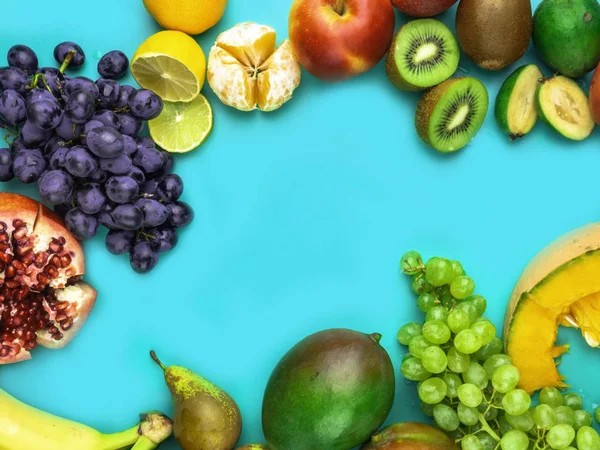 Frutta e verdura ricche di antiossidanti, vitamine e fibre su fondo blu. Stile flat lay — Foto Stock