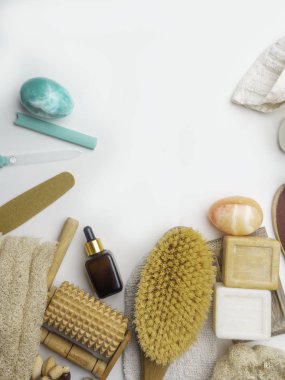 Sıfır atık. Çevre dostu banyo seti. Fırçalar, sabun, serum, havlu, taşlar, masaj aletleri, tırnak törpüsü