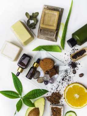 Güzellik ve organik spa ürünleri, doğal cilt bakım ürünleri, aksesuarlar, serum, sabun, fırça, yağ, kakao yağı masaj için taş, portakal, avokado dilimleri, spa konsepti. Açık arkaplan, üstteki vi