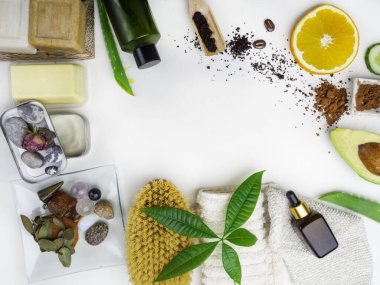 Güzellik ve organik spa ürünleri, doğal cilt bakım ürünleri, aksesuarlar, serum, sabun, fırça, yağ, kakao yağı masaj için taş, portakal, avokado dilimleri, spa konsepti. Açık arkaplan, üstteki vi