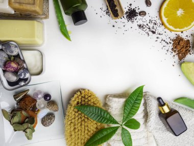 Güzellik ve organik spa ürünleri, doğal cilt bakım ürünleri, aksesuarlar, serum, sabun, fırça, yağ, kakao yağı masaj için taş, portakal, avokado dilimleri, spa konsepti. Açık arkaplan, üstteki vi