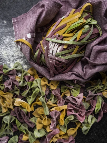 Çiğ makarna çeşitleri, farfalle papyonlu, fettucine ya da tagliatelle rengarenk unlu makarna.