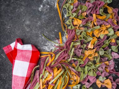 Çiğ makarna çeşitleri, farfalle papyonlu, fettucine ya da tagliatelle rengarenk unlu makarna.