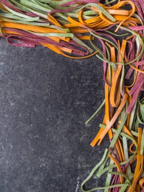 Renkli makarna fettuccine, tagliatelle, pişmemiş makarna arka plan.