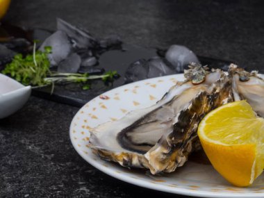 Taze istiridye, limon, mermer kabuklar. Lezzetli süper yiyecekler, antioksidan, vitamin ve çinko açısından zengin.