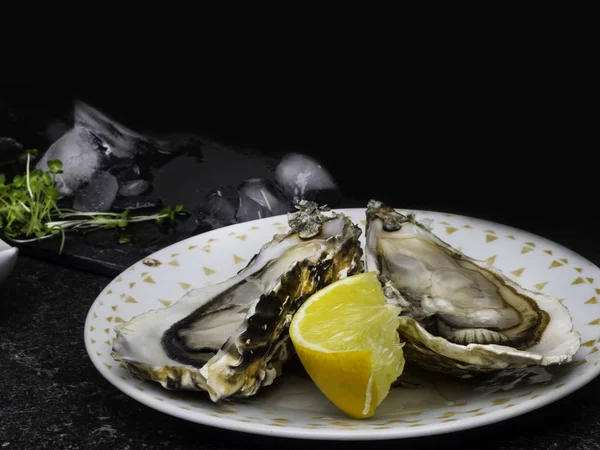 Fresh Oysters in plate, lemon, shells on marble. Delicacy super food, rich in antioxidants, vitamin, zinc — Stock Photo, Image
