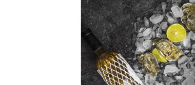 Buzlu istiridye, limon dilimleri, şarap şişesi. Lezzetli ve lezzetli, iyot, antioksidan ve çinko açısından zengin.