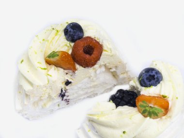 Kremalı ve taze böğürtlenli krema, çilek, ahududu, beyaz üzerine izole edilmiş yabanmersini.